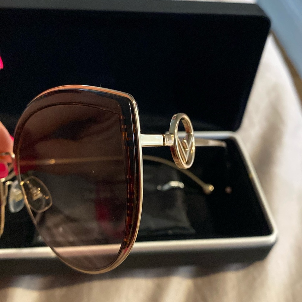 Fendi butterfly with fendi logo sunglasses like brand new no scratches